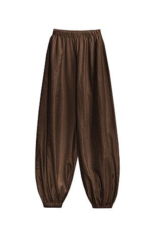 коричневый Широкие брюки-джоггеры из текстурной вискозы. Модель свободного силуэта с поясом на резинке.