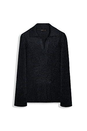 черный Трикотажный джемпер с воротником-поло. Модель свободного силуэта со спущенной линией плеча. Изделие выполнено из пряжи с эффектом металлического блеска.