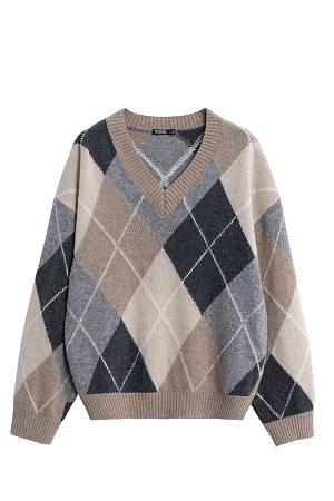 бежевый Трикотажный джемпер из кашемира с узором аргайл. Модель свободного силуэта, со спущенной линией плеча и V-вырезом горловины. Края изделия выполнены в рубчик. 