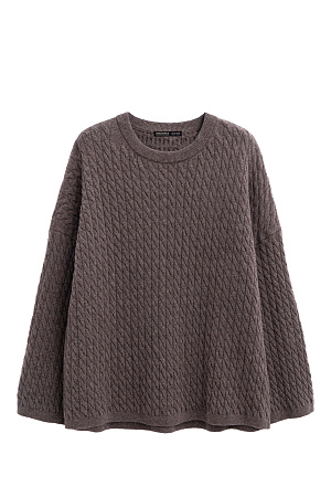 коричневый Трикотажный джемпер с объемными косами из 100% шерсти мериноса экстрафайн. Модель свободного силуэта, со спущенной линией плеч и круглым вырезом горловины, оформленным двойной бейкой. Края изделия выполнены в мелкий рубчик.