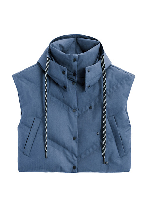 синий Стеганый жилет на пуху с двойной отстрочкой. Модель с капюшоном и воротником-стойкой. Застежка на кнопки. Низ изделия выполнен на регулируемой кулиске. 