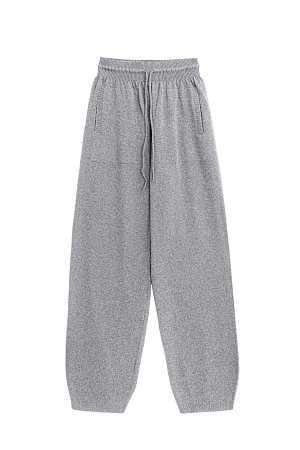 серый Трикотажные брюки из шерсти с добавлением кашемира. Модель свободного силуэта с эластичным поясом на кулиске и боковыми карманами. Манжеты брюк выполнены в рубчик. 