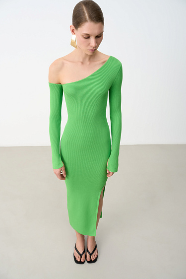 Платье с асимметричным вырезом горловины