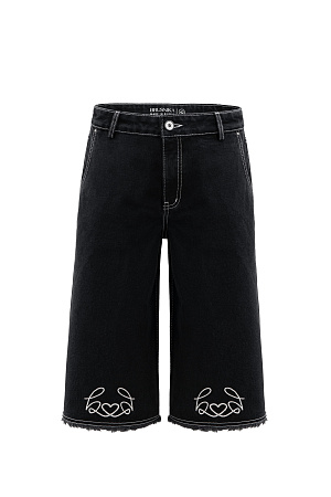 черный Джинсовые шорты-бермуды из 100% хлопка. Модель широкого прямого кроя на низкой посадке. Изделие украшено вышивкой в виде сердец и декорировано бахромой по нижнему краю. Застегиваются на молнию и пуговицу.