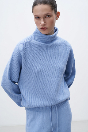 Трикотажный джемпер с воротником-стойкой 