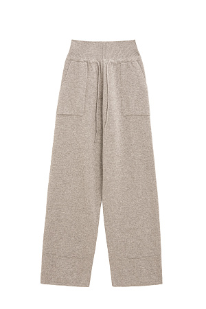 бежевый Трикотажные брюки из кашемира, шерсти и вискозы. Модель свободного силуэта со средней посадкой, широким эластичным поясом в рубчик и большими накладными карманами. 