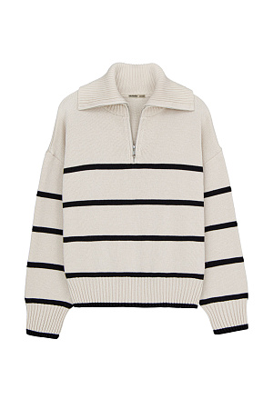 бежевый Трикотажный джемпер из 100% хлопка в полоску. Модель свободного силуэта со спущенной линией плеча и воротником-стойкой на молнии.