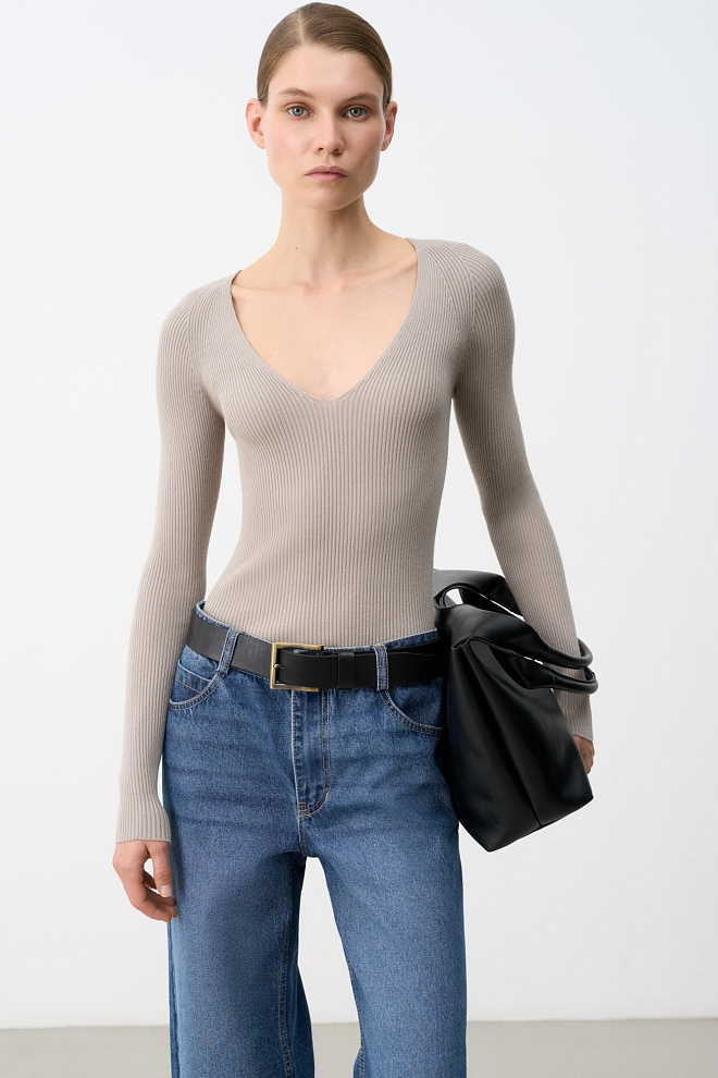 Лонгслив с V-образным вырезом