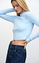 Трикотажный кроп-топ из вискозы с длинным рукавом, круглым вырезом горловины и фигурным низом. Края изделия выполнены в рубчик.