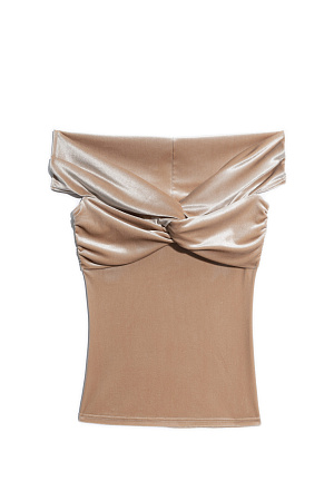 бежевый Бархатный топ из полиамида с добавлением вискозы. Модель приталенного силуэта, без рукавов, с открытой линией плеч. Изделие декорировано перекрутом на груди и драпировкой на лифе.