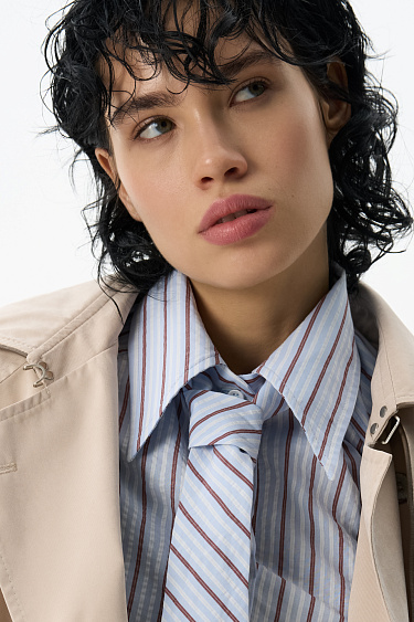 Рубашка в полоску с подплечниками