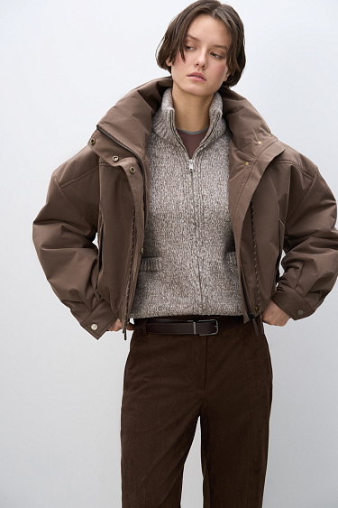 Короткий бомбер с воротником-стойкой