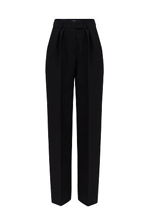 черный Брюки-бананы из поливискозы с защипами на талии. Модель со средней посадкой и боковыми карманами. Застежка на молнию, крючок и внутреннюю пуговицу.<br />
