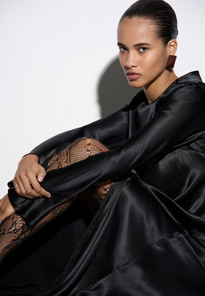 Атласное платье с разрезом и кружевом