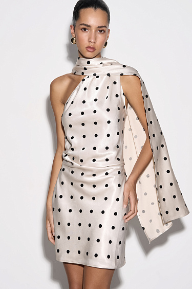 Атласное платье в горох с шарфом