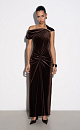 Вечернее платье длины макси из бархатной вискозы. Модель асимметричного кроя с одним коротким рукавом и перемычкой на плече. Изделие декорировано драпировкой.
