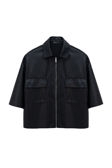 Рубашка из экокожи с накладными карманами
