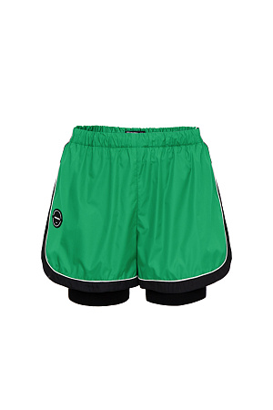 зеленый Укороченные шорты в спортивном стиле с карманами по бокам, белым кантом, широким лампасом и внутренними трикотажными шортами. Пояс с кулиской на эластичной ленте. Дополнить образ можно бомбером в том же стиле.