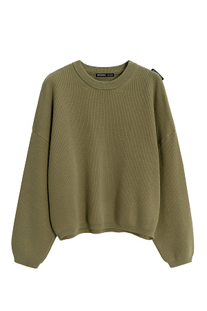 хаки Укороченный трикотажный джемпер из хлопка с добавлением вискозы. Модель свободного кроя со спущенной линией плеч и круглым вырезом горловины.