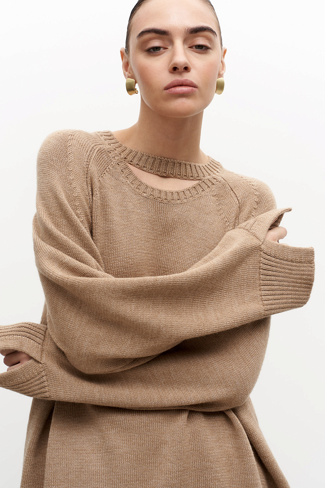 Джемпер с акцентным вырезом