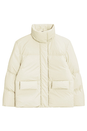 желтый Пуховик с двумя накладными карманами, воротником-стойкой и капюшоном. Застежка на молнию под планкой. Низ изделия выполнен на регулируемой кулиске. На подкладке.