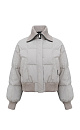 Стеганый короткий пуховик с высоким трикотажным воротником,&nbsp;&nbsp;манжетами и боковыми карманами. Застежка на молнии и кнопки под планкой. Низ изделия выполнен на широкой резинке. Брендированный логотип сзади. На подкладке. 