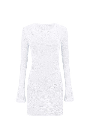 белый Трикотажное платье длины мини из органического хлопка. Модель приталенного силуэта, с длинными расклешенными рукавами разрезами на манжетах и круглым вырезом горловины. <br />
Изделие декорировано объемным растительным орнаментом. Органический хлопок - более экологичная и безопасная альтернатива обычному хлопку, выращенная без использования химикатов.