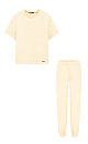Футерный костюм из хлопка, состоящий из футболки и брюк. Футболка свободного кроя, с короткими рукавами и круглым вырезом горловины. Брюки прямого кроя, с эластичным поясом на резинке, манжеты штатин также выполнены на резинке.