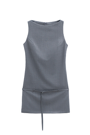 серый Платье-футляр длины мини из шерсти. Модель прямого кроя, без рукавов, с вырезом-лодочкой. Изделие декорировано шлевками и тонким ремешком на бедрах. Застежка на молнию сзади.