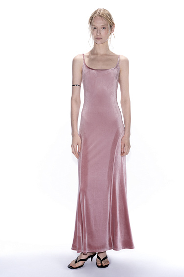 Бархатное платье с глубоким вырезом на спине