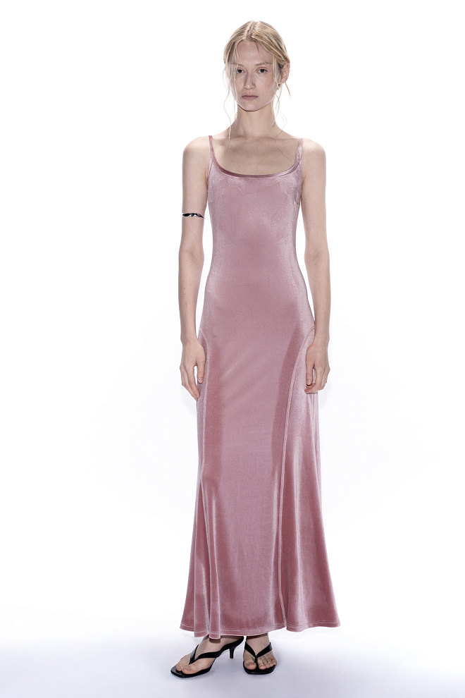 Бархатное платье с глубоким вырезом на спине