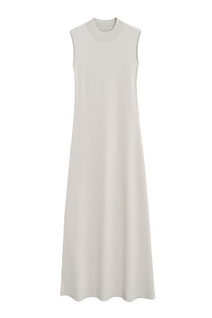 бежевый Трикотажное платье длины миди из вискозы. Модель приталенного силуэта, без рукавов, с невысоким воротником стойкой. 