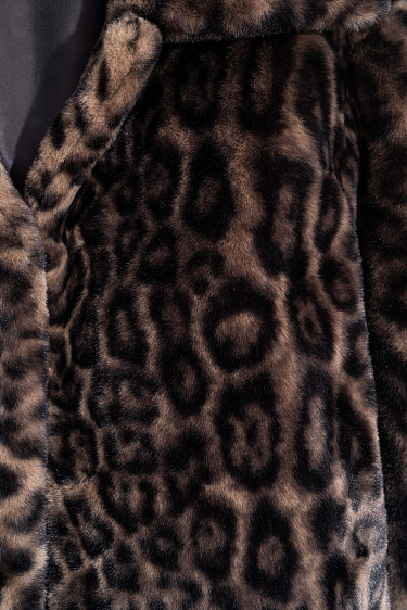 Шуба из экомеха с анималистичным принтом