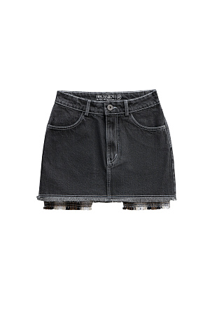 серый Джинсовая юбка длины мини из 100% хлопка. Модель декорирована бахромой по нижнему краю и имитацией подкладки из клетчатой ткани. Шлевки на поясе для ремня и застежка на молнию и пуговицу. 4 кармана.