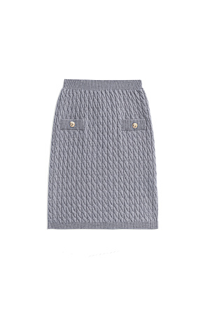 серый Юбка длины мини из 100% шерсти мериноса экстрафайн, выполненная вязкой косами. Модель по фигуре с эластичным поясом в рубчик. Имитация карманов с клапанами. Изделие декорировано крупными акцентными пуговицами.