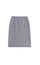 Юбка длины мини из 100% шерсти мериноса экстрафайн, выполненная вязкой косами. Модель по фигуре с эластичным поясом в рубчик. Имитация карманов с клапанами. Изделие декорировано крупными акцентными пуговицами.