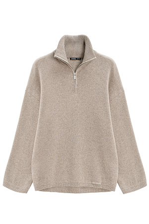 бежевый Трикотажный джемпер из кашемира и шерсти. Модель свободного кроя, с высоким воротом на молнии и спущенной линией плеч. Ворот и края изделия выполнены в рубчик. 