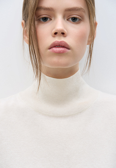 Трикотажный жилет с высоким воротом