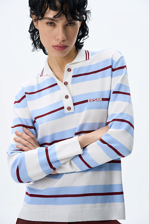 голубой Трикотажный джемпер из шерсти в полоску. Модель свободного силуэта, с длинными рукавами, воротником поло на пуговицах и брендированным жаккардом на груди. Манжеты, воротничок и низ изделия выполнены в рубчик.