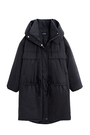черный Длинная куртка на синтепоне с капюшоном. Модель свободного силуэта со спущенной линией плеча, накладными и боковыми карманами, регулируемой кулиской на поясе. Изделие на подкладке. Застежка на молнию и магнитные кнопки.