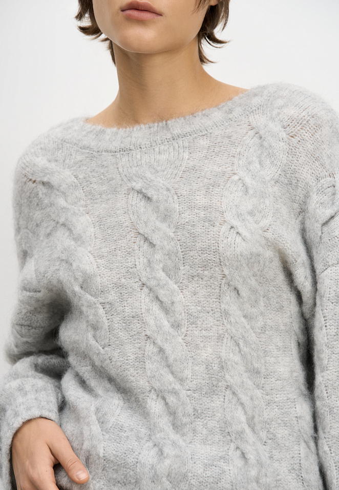 Трикотажный джемпер с открытой спиной и косами