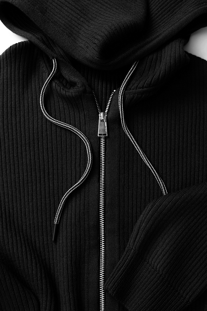 Трикотажный бомбер с капюшоном