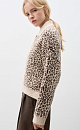 Бомбер с жаккардовым анималистическим дизайном. Модель свободного силуэта с застежкой на молнию. Дополнить образ можно юбкой в таком же стиле.