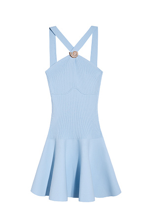 голубой Трикотажное платье длины мини из вискозы. Модель приталенного силуэта на широких бретельках, перекрещенных на лифе и декорированных пряжкой в виде ракушки. Изделие с открытой спинкой, вывязанным лифом и юбкой-солнце.