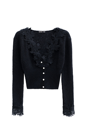 черный Короткий трикотажный кардиган из тонкой шерсти мериноса экстрафайн и альпака экстрафайн. Модель по фигуре с глубоким V-образным вырезом. Изделие декорировано тонким кружевом. Застежка на маленькие жемчужные пуговицы. <br />
(Количесвто пуговиц зависит от размера изделия, 5 штук для S и M, 6 - для L).