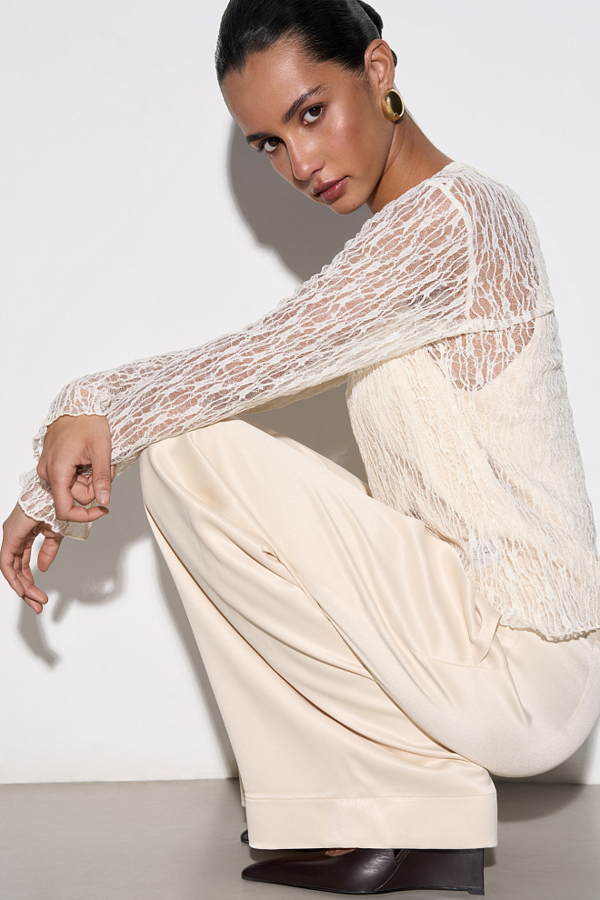 Кружевной лонгслив с пайетками