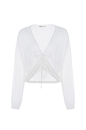белый Полупрозрачный топ из тонкой вискозы. Модель свободного силуэта, с длинными рукавами и V-вырезом на кулиске.