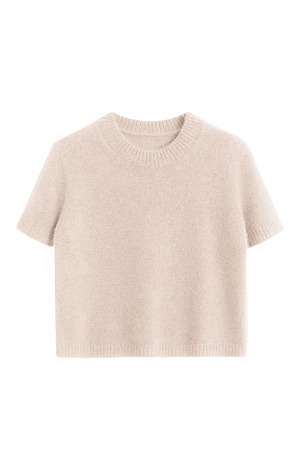 бежевый бежевый Трикотажная футболка из пуха лисы. Модель свободного силуэта, с коротким рукавом и круглым вырезом горловины. Края изделия выполнены в рубчик. Дополнить образ можно юбкой.