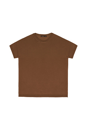 коричневый Цельновязаная футболка из 100% вискозы. Модель свободного силуэта, со спущенной линией плеча и круглым вырезом горловины. Края изделия выполнены в рубчик.