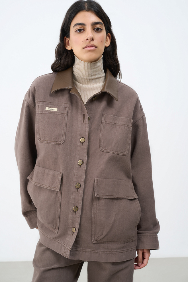 Джинсовая куртка с кожаным воротником